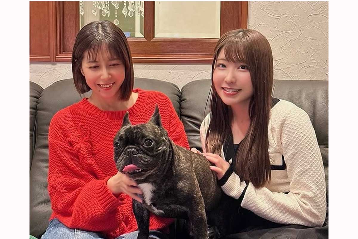 長女で声優・緒方佑奈（右）と愛犬をかわいがる緒方かな子【写真：本人提供】