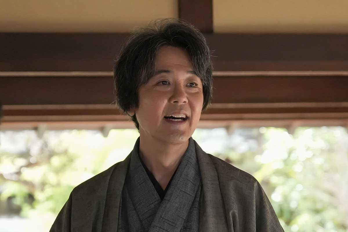 司之介を演じる岡部たかし【写真:(C)NHK】