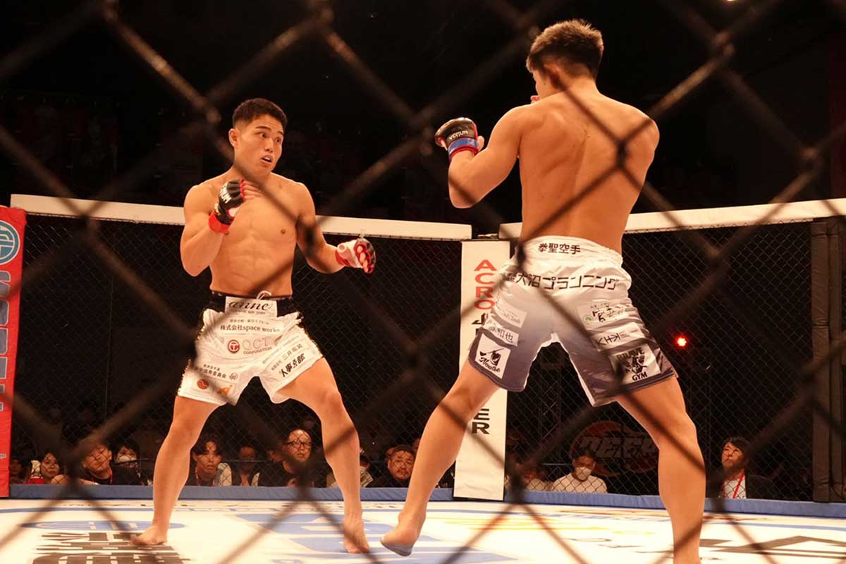 1R・TKO勝ちを収めた三井俊希（左）【写真：ENCOUNT編集部】