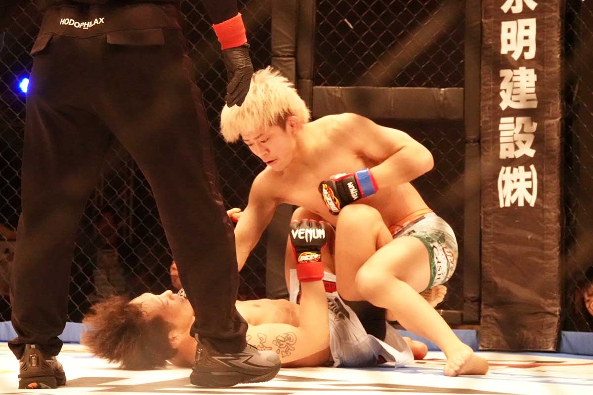 【DEEP】火の鳥、ツイスター極め2R一本勝ち　家族の応援を力に「アンパンチ！」「いけるよ！」