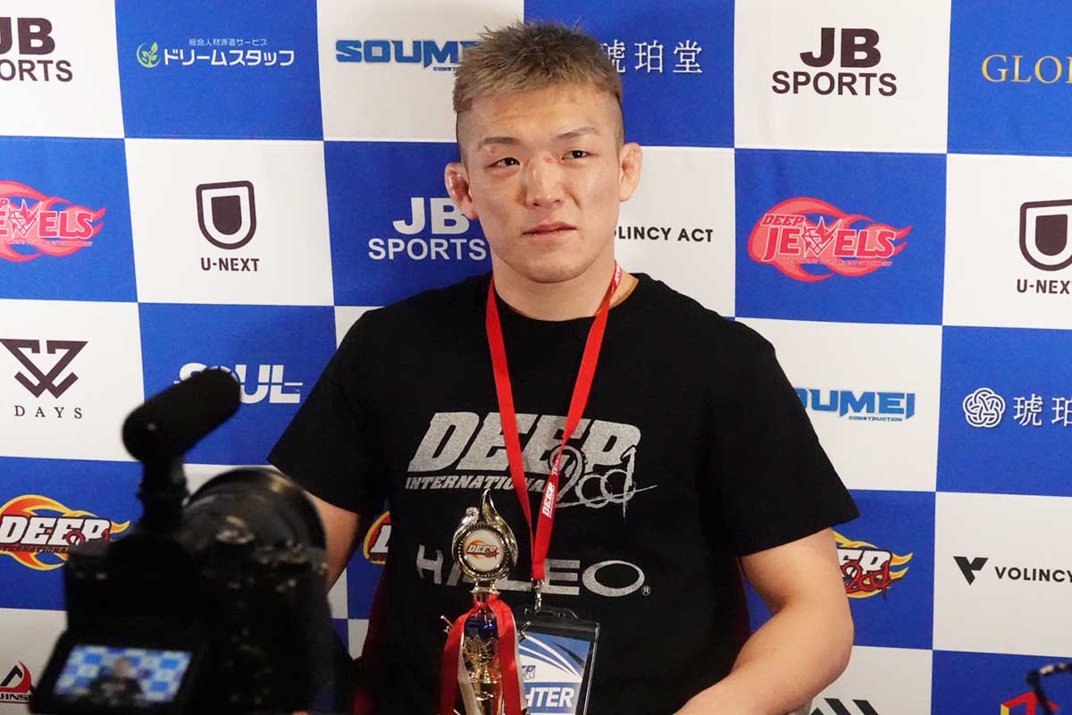 囲み取材に応じた山田聖真【写真：ENCOUNT編集部】