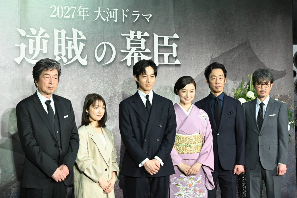 発表会見に登場した中村雅俊、上白石萌音、松坂桃李、鈴木京香、北村有起哉、岡部たかし（左から）【写真：ENCOUNT編集部】