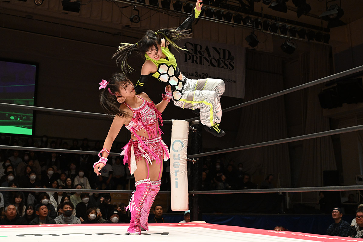 今や七色のフェースクラッシャーを使いこなす【写真：(C)東京女子プロレス】