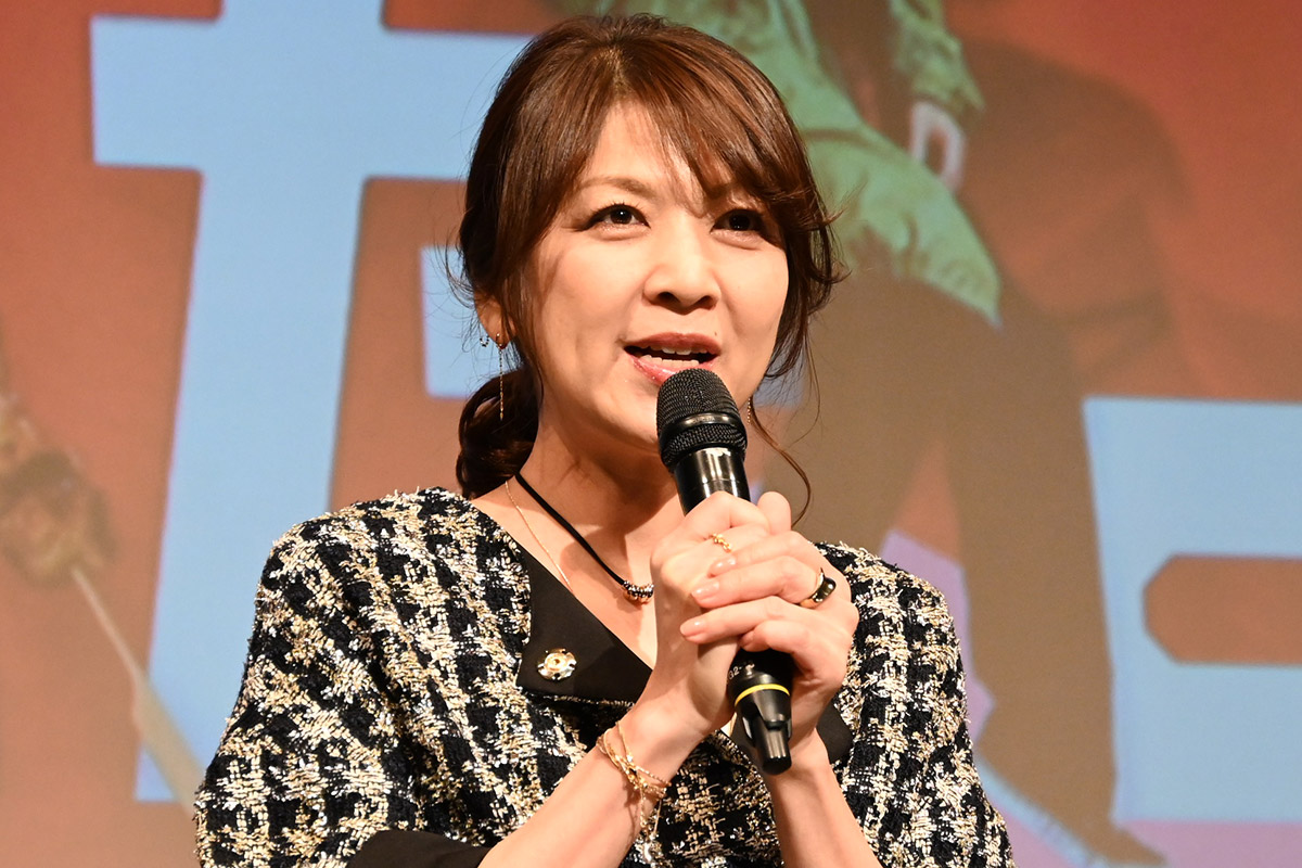 57歳・飯島直子「50代は恋愛より健康」と変化告白　サプライズの誕生日ケーキには涙「すごく記念すべき日に」