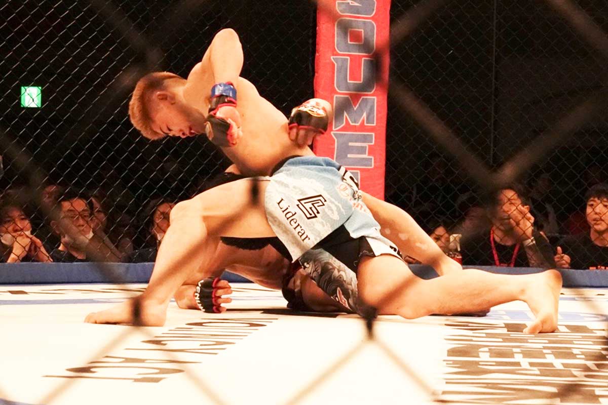 久保優太の弟子が逆転TKO勝ち　グラウンドで苦戦も…右ストレート当てパウンドラッシュ