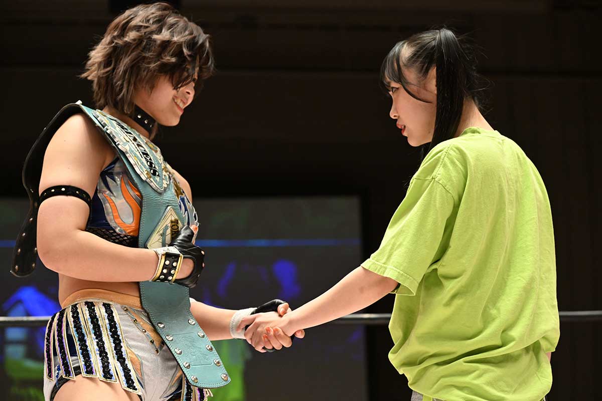 マイクで気持ちを確かめ合ったMIRAI（左）と鈴芽【写真：(C)東京女子プロレス】