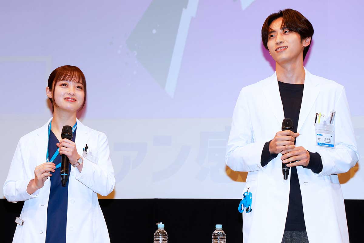 イベントに登壇した橋本環奈(左)とINI・許豊凡【写真:ENCOUNT編集部】