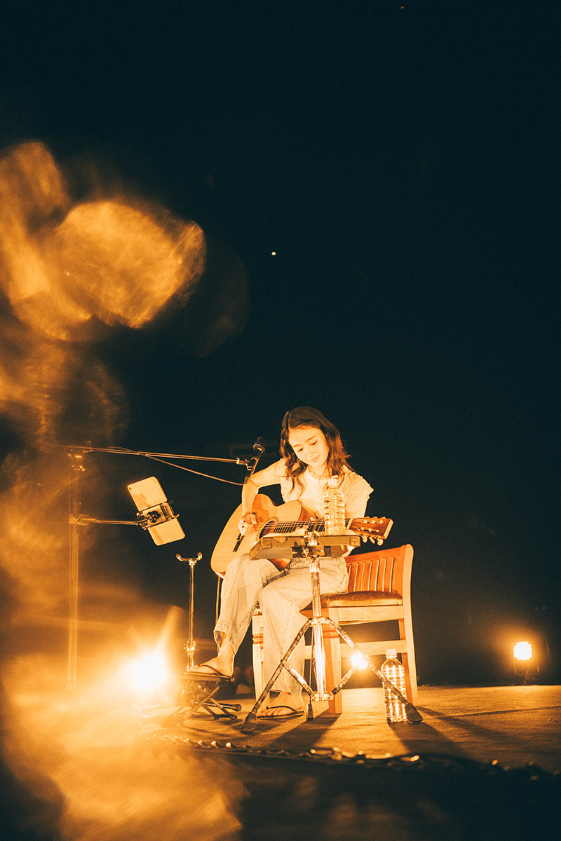 ギターの弾き語りを披露する藤原さくら【写真：Kana Tarumi】