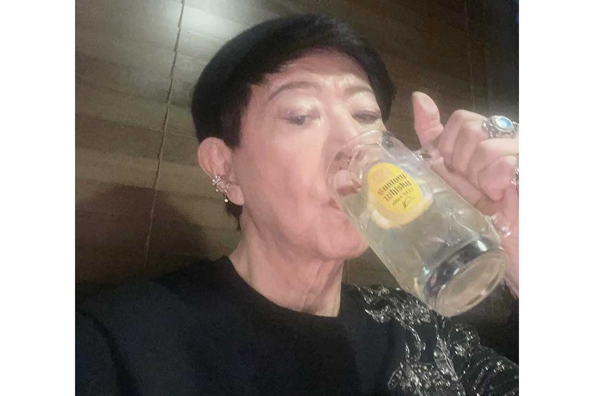 パーキンソン病公表の美川憲一、“飲酒”ショットに反響「お元気そうで何より」「かっこいい」