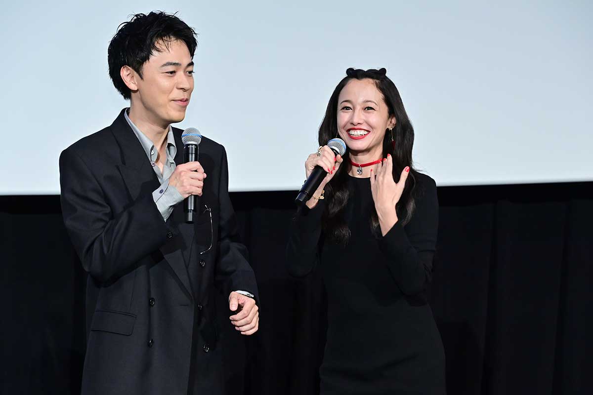 舞台あいさつに登壇した成田凌(左)と沢尻エリカ【写真:ENCOUNT編集部】