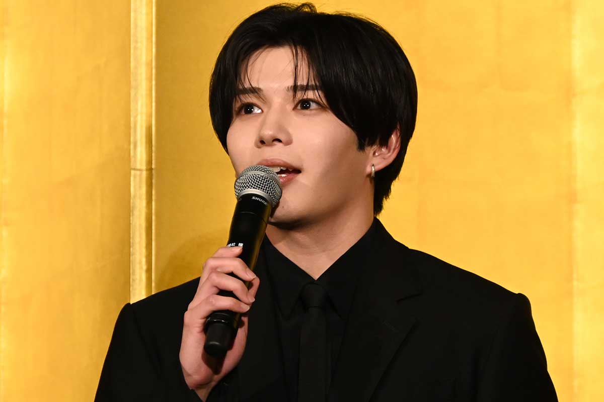 初日舞台あいさつに登壇したなにわ男子・長尾謙杜【写真:ENCOUNT編集部】