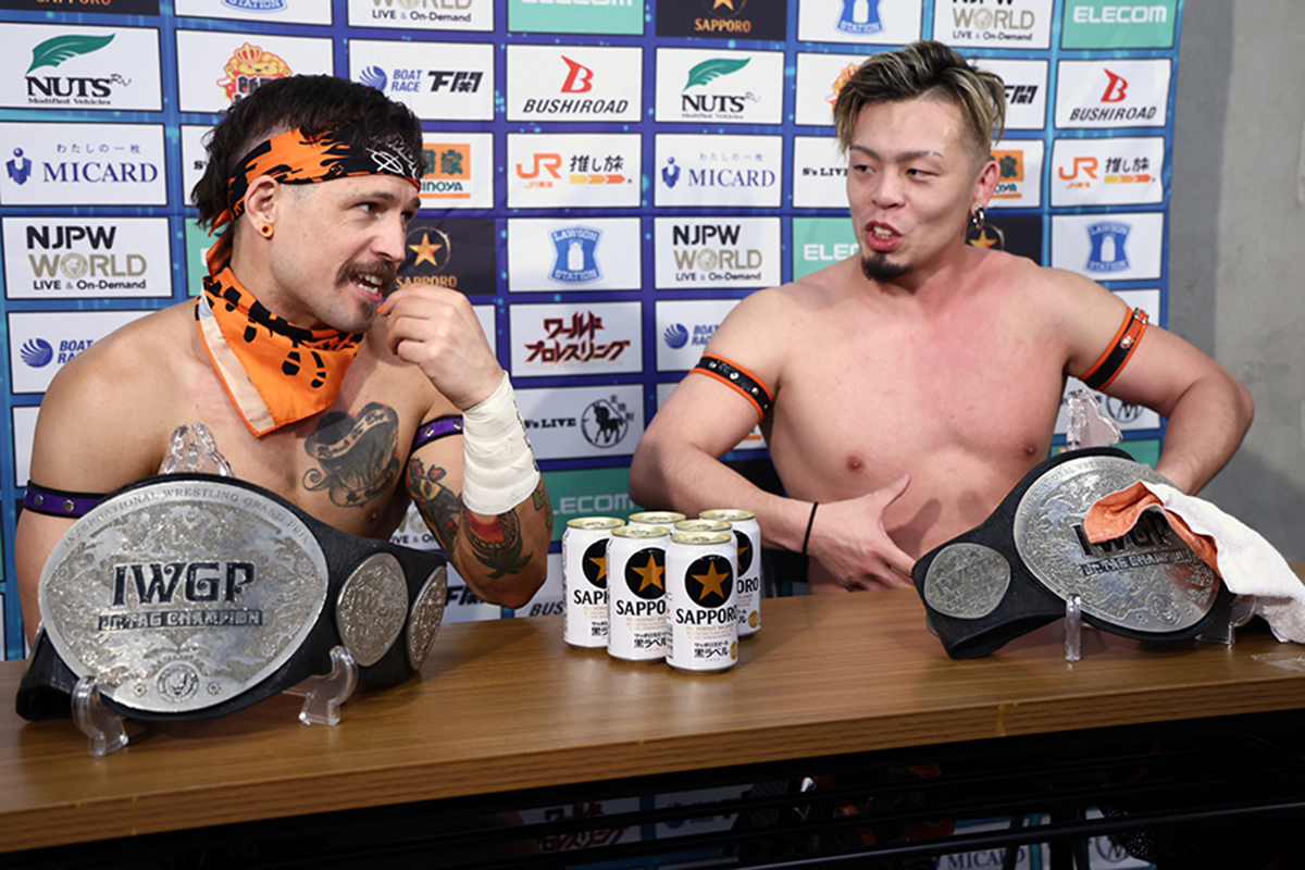 IWGPジュニアタッグ王者のロビー・イーグルス（左）と藤田晃生（右）