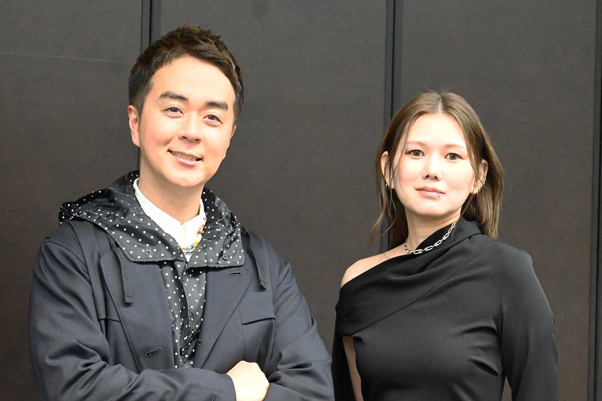 『カンブリア宮殿』新MCのヒャダイン（左）と金原ひとみ氏【写真：ENCOUNT編集部】