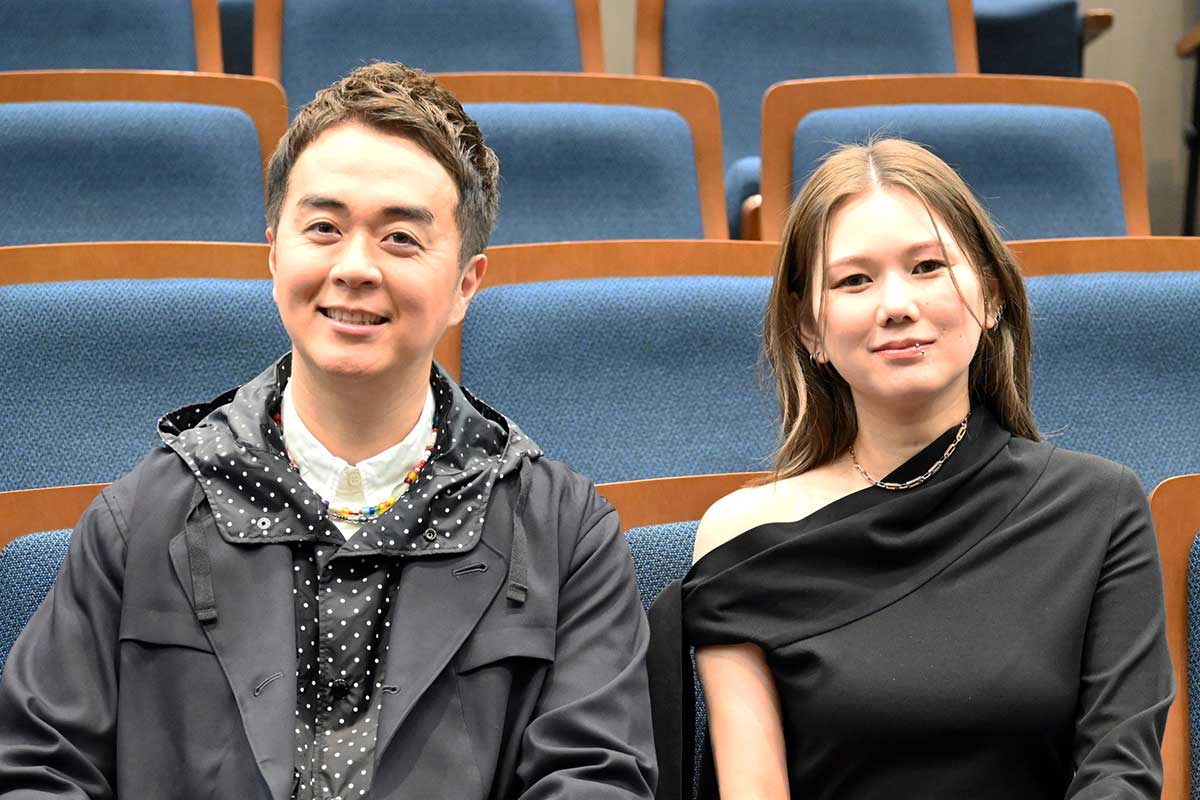 『カンブリア宮殿』新MCのヒャダイン（左）と金原ひとみ氏【写真：ENCOUNT編集部】