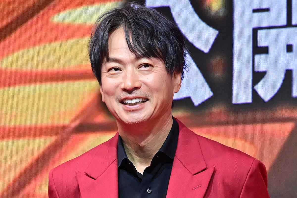 「61歳!?　嘘でしょ!?」　椎名桔平、佐久間大介らバックのダンスに「超絶イケおじ」「ボス感強くて最高」