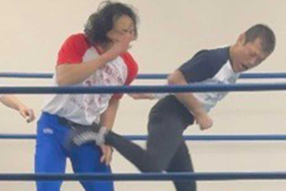 宮戸代表(右)は野上彰(AKIRA)相手に得意のソバット(二連発)を繰り出した