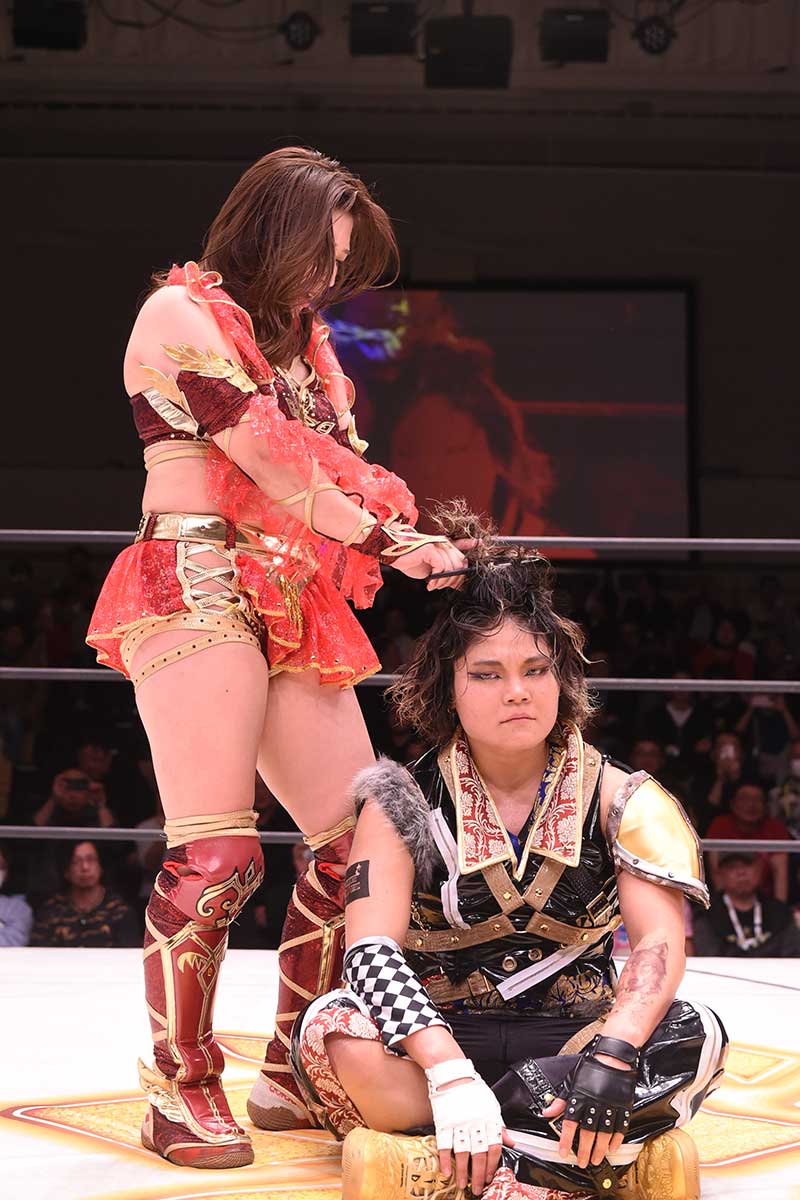 青野未来はCHIAKIに勝利し、髪の毛にはさみを入れた【写真：(C)マリーゴールド】