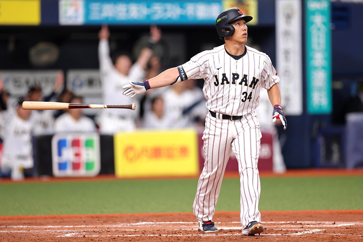 侍ジャパン強化試合、観客席に「美人」女優　吉田正尚グッズ所持「めっちゃ楽しんでる」