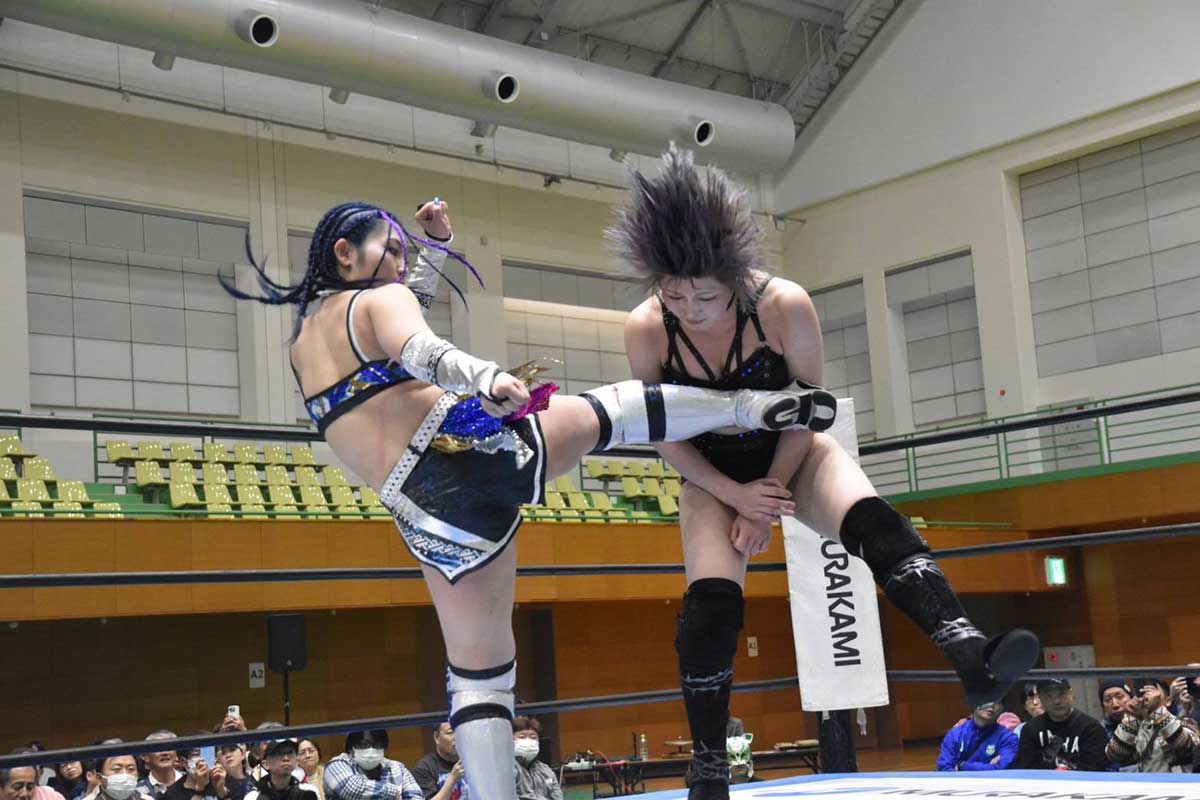 強烈なミドルキックを叩き込む【写真:(C)JTO】