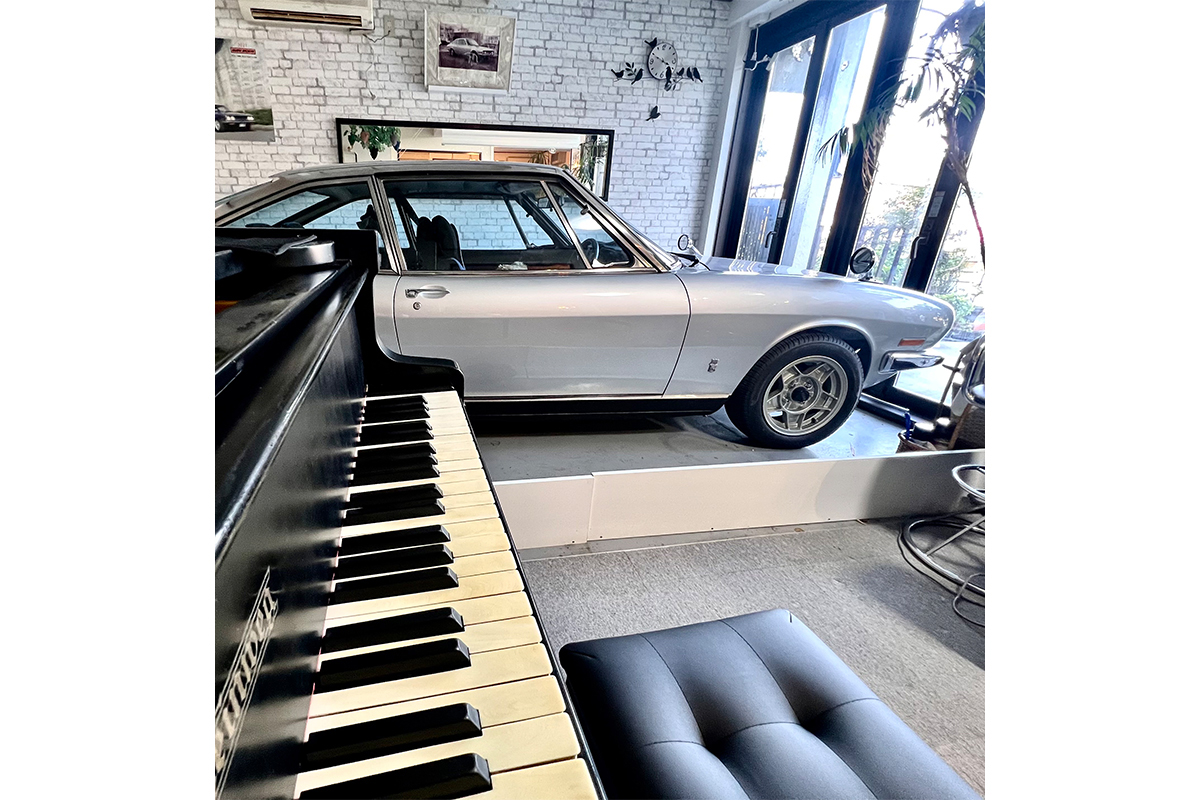 自宅ガレージではピアノと一緒に置いている【写真：本人提供】