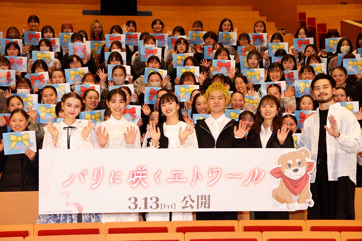 イベントにサプライズ登場した緑黄色社会(右から4人)【写真:ENCOUNT編集部】