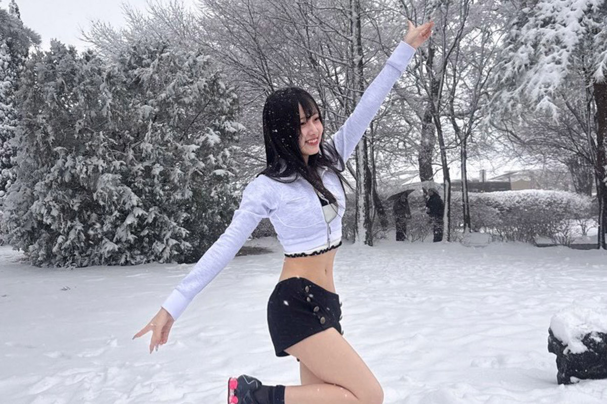 氷点下の軽井沢に「へそ出し」美女　正体はアイドル、NHK中継でネット度肝抜く「根性あるなぁ！」
