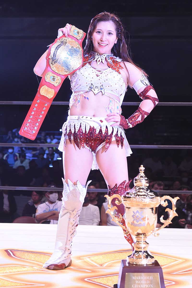 真紅のマリーゴールド・ワールド王座のベルトを掲げる【写真：(C)マリーゴールド】