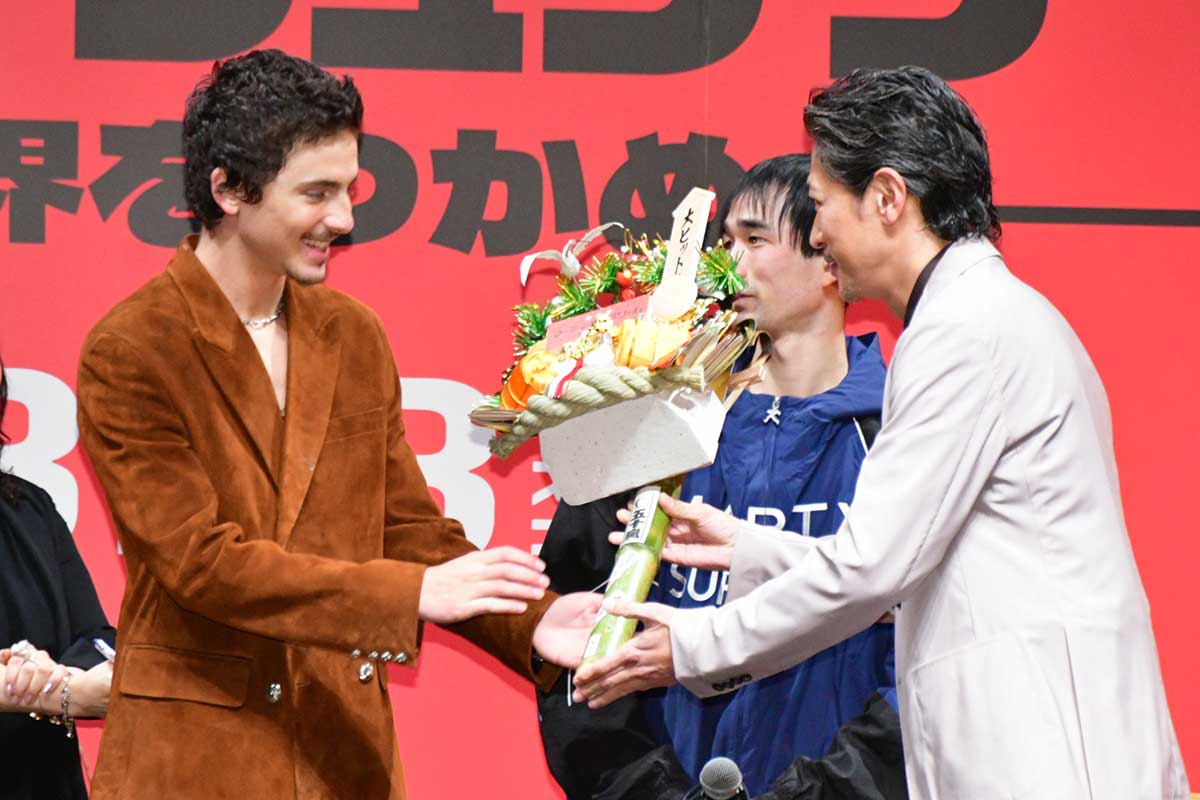 窪塚洋介、シャラメに熊手贈呈で会場沸く　「俺が一番『何で窪塚？』って思ってる」と自虐