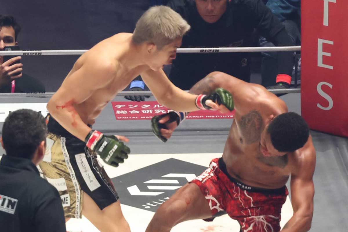 2R・1分37秒でTKO勝ちした秋元強真【写真：山口比佐夫】