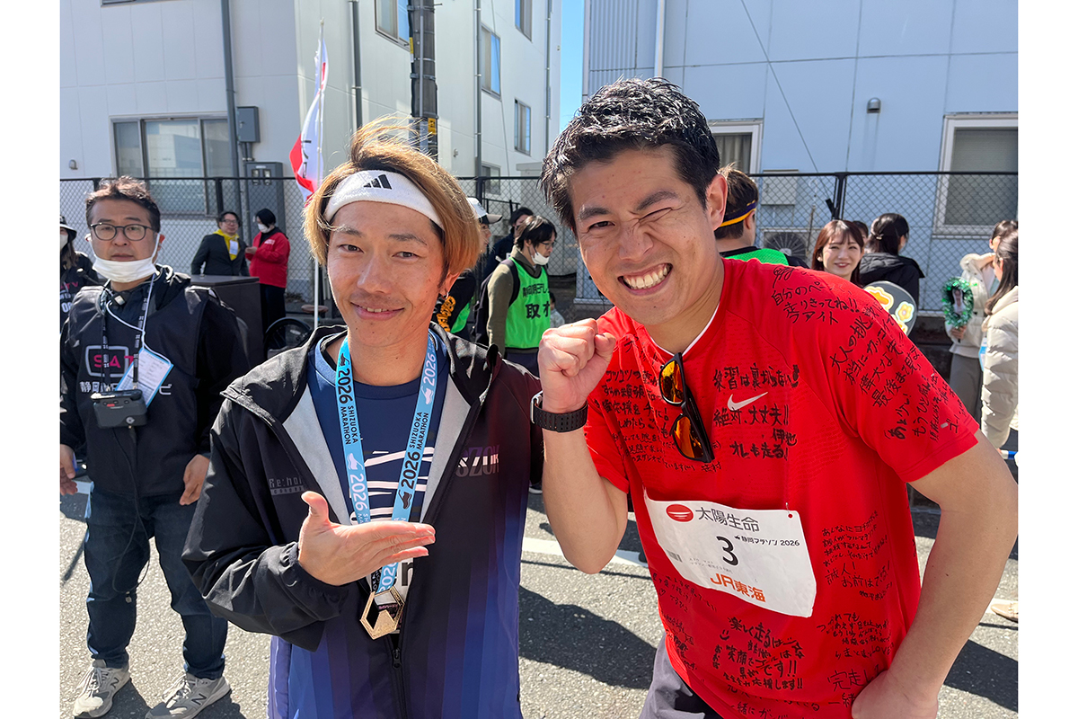 初マラソンで5時間切りを果たした静岡朝日テレビ・須藤誠人アナウンサーを祝福するeyeron