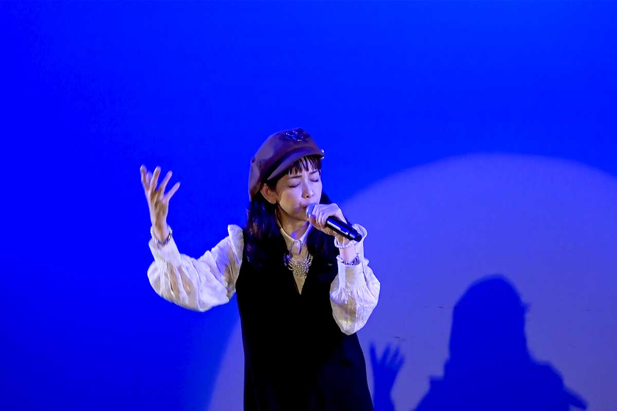 ソロで1曲、後輩たちと2曲の合計3曲を披露した鈴木早智子【写真：ENCOUNT編集部】
