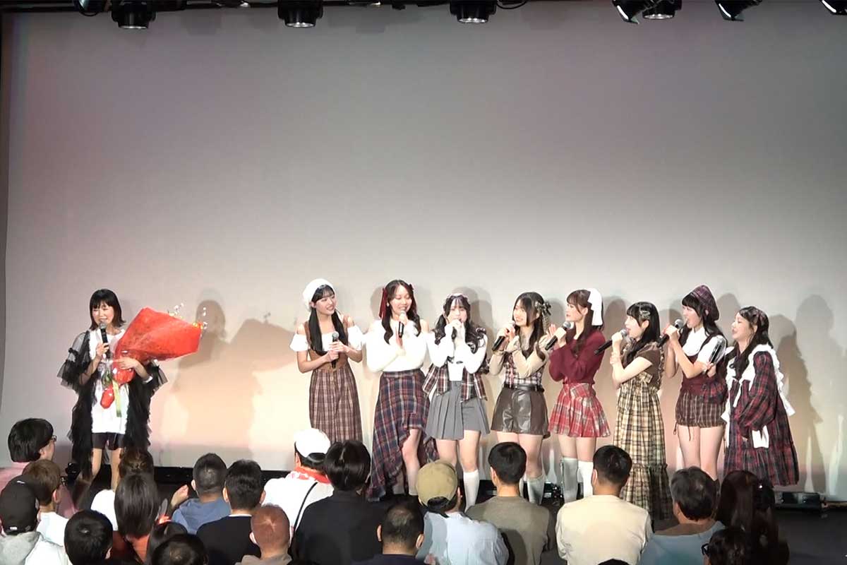 アイドルグループ「＆chocolamie」がプロデューサーの宮前真樹を祝福【写真：ENCOUNT編集部】