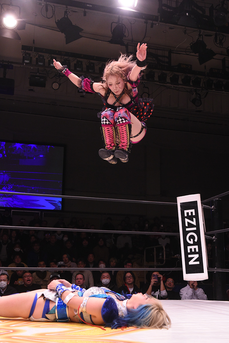 見事な跳躍でフットスタンプを決める【写真：(C)マリーゴールド】