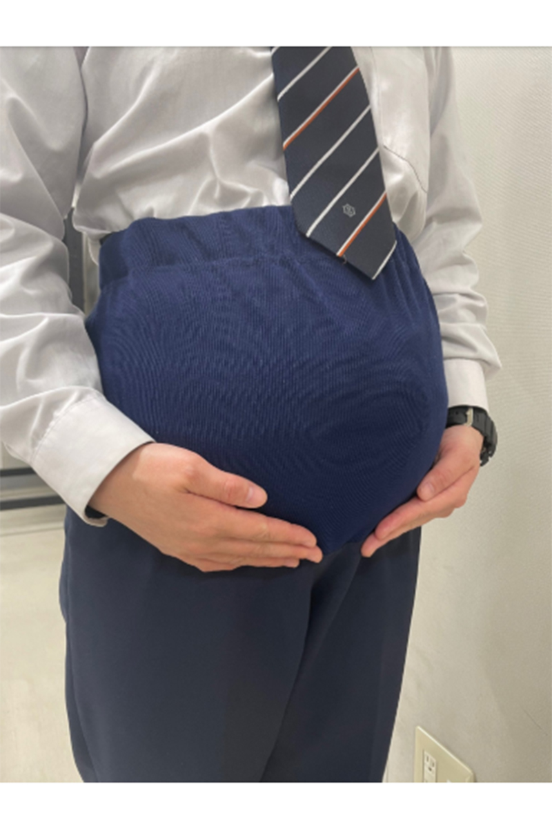 パンツタイプのマタニティー用執務服【写真：X（＠Utsunomiya_119）より】