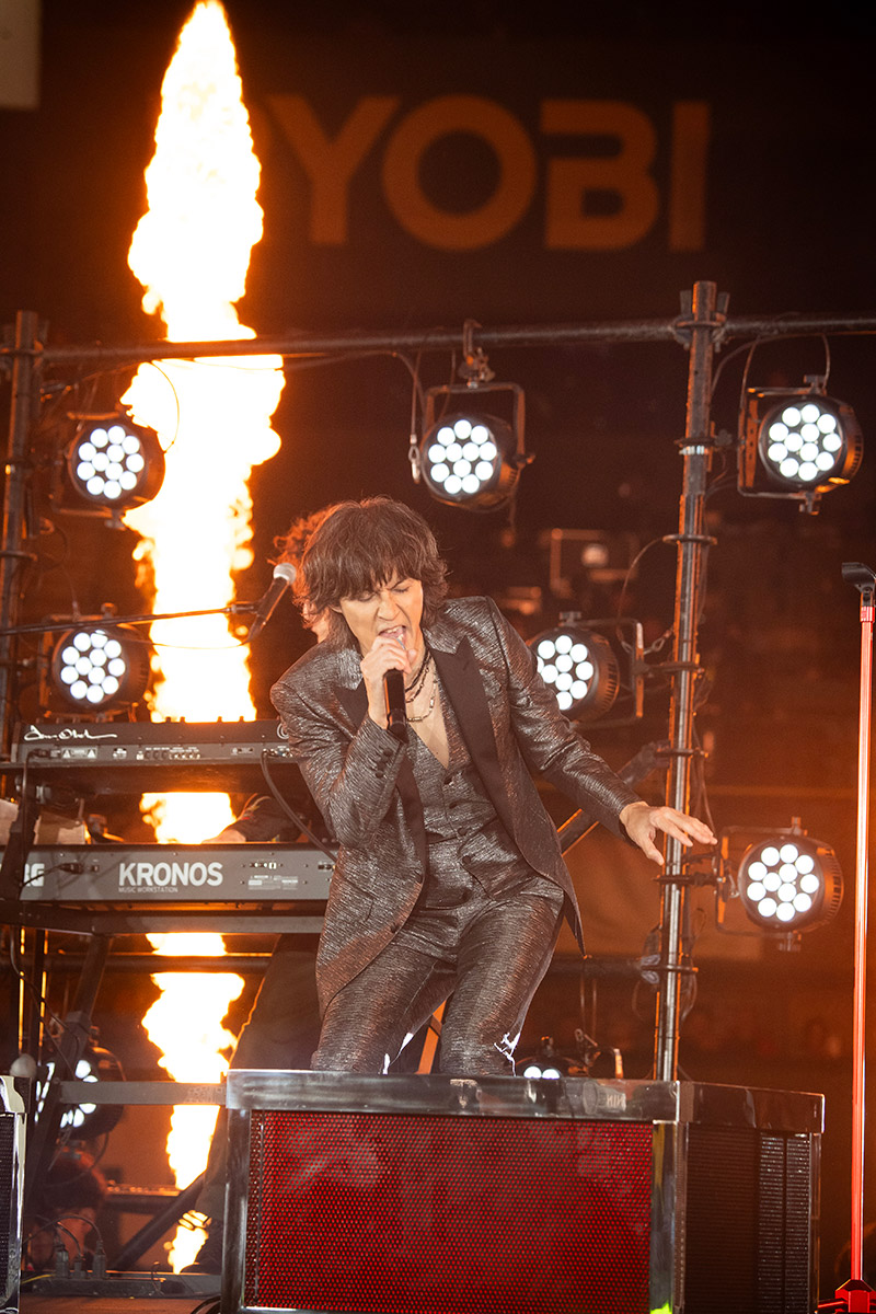 ライブパフォーマンスを行ったB’zの稲葉浩志【写真：(C)Netflix大会応援ソング 稲葉浩志「タッチ」】