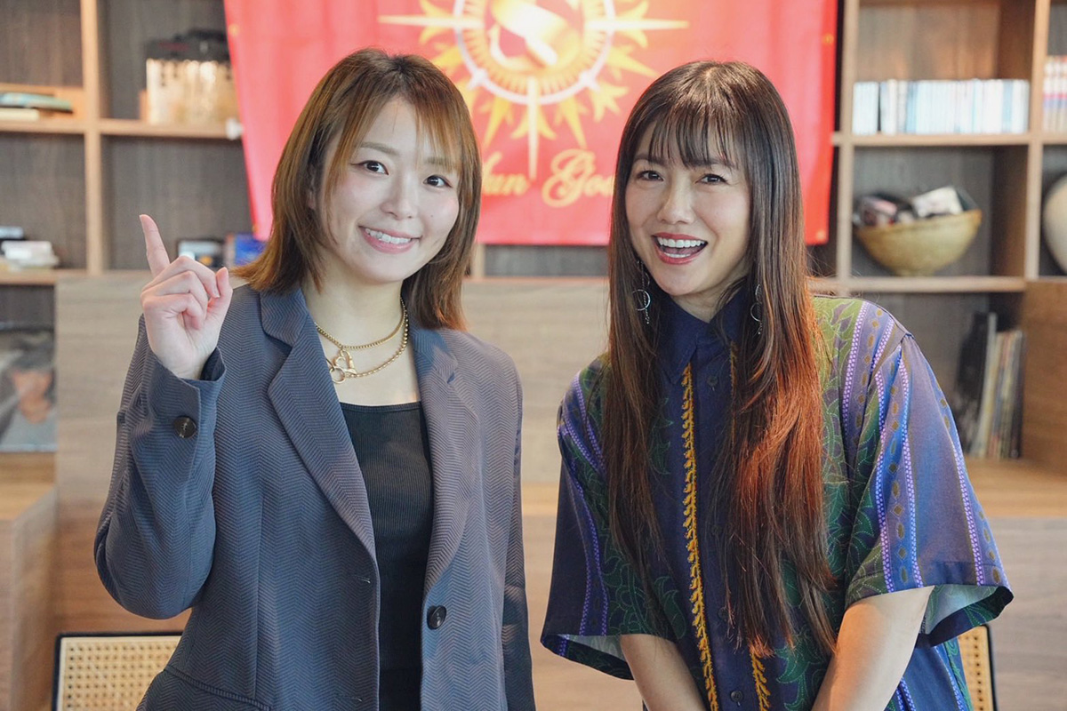 大会には島谷ひとみ（右）が登場し、Sareeeの入場曲「太陽神」を熱唱する