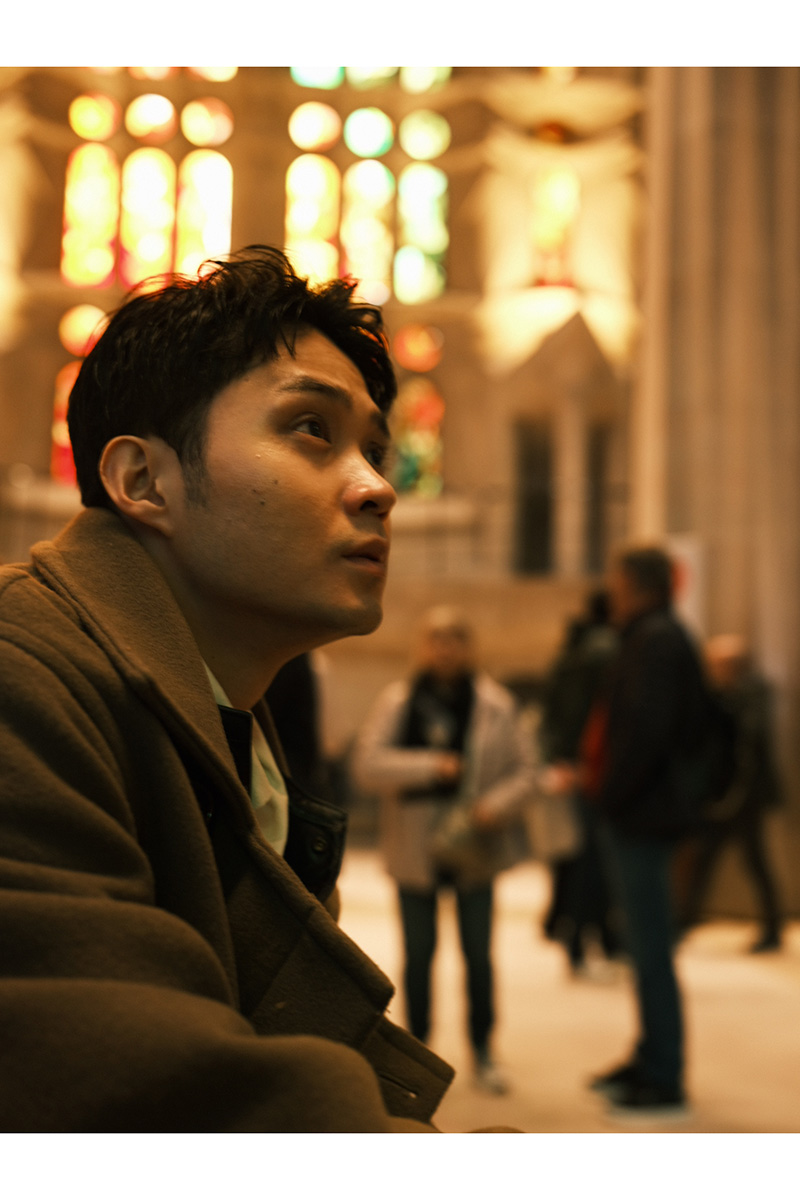 『新美の巨人たち』でスペインを訪れた磯村勇斗【写真：(C)テレビ東京】