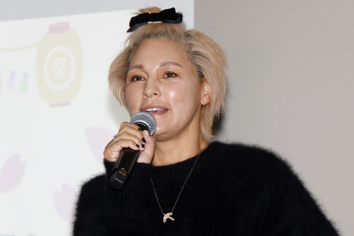 乳がん治療経験した梅宮アンナ、トークショーで“地毛”披露「やっとここまで伸びた」