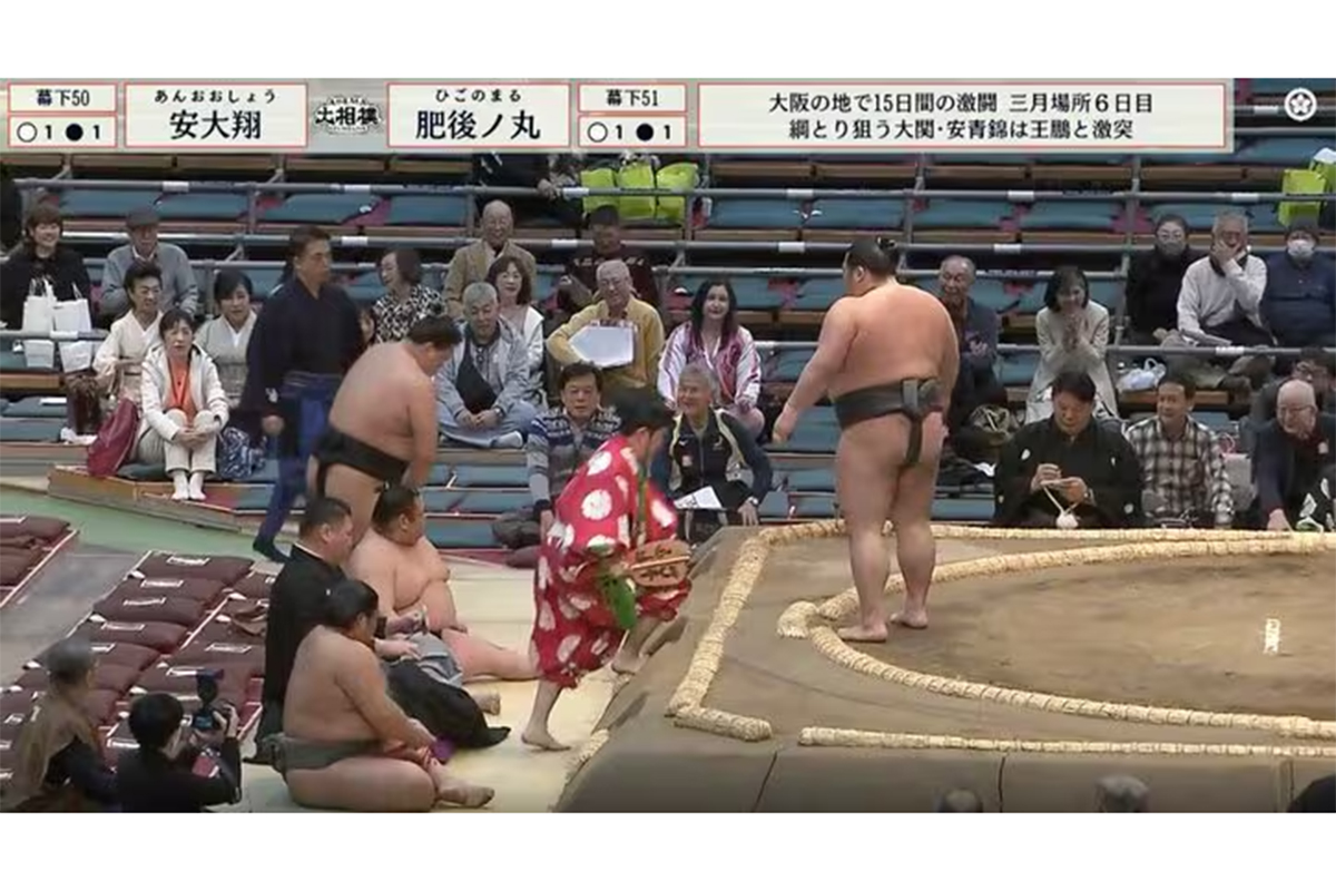 大相撲で館内騒然、行司がまさかのアクシデント　150kg巨体が…ネット心配「初めて見た」「すっごい」