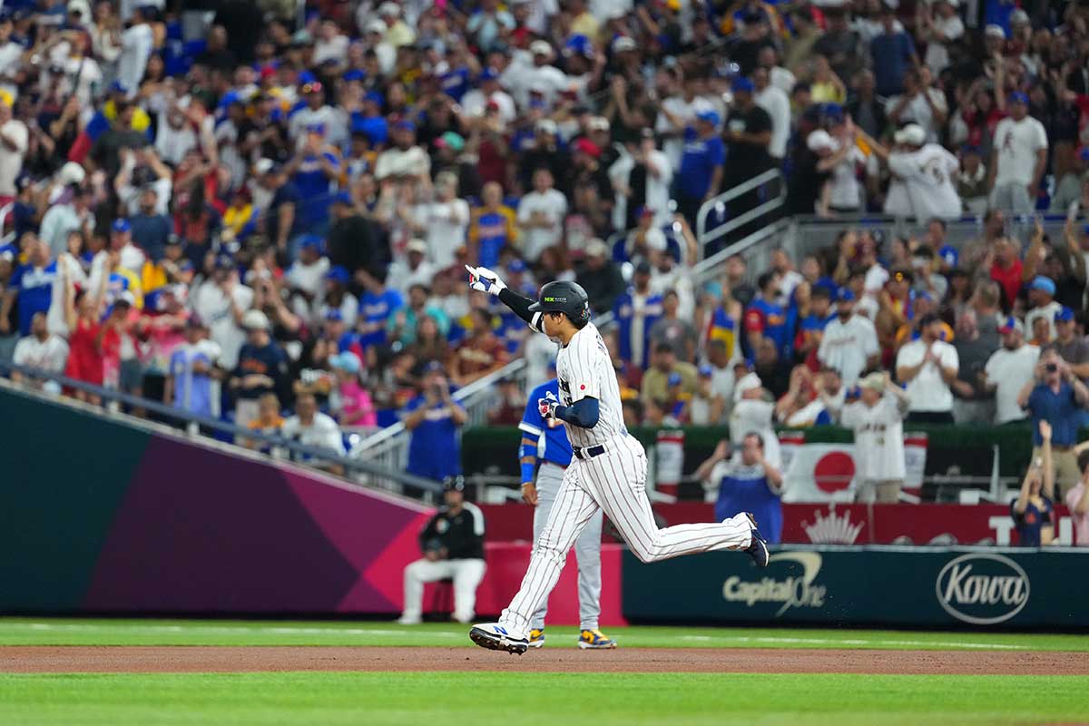 WBC、現地観戦の人気芸人にネット羨望「激アツなふたり」「いいなぁ」　3時間前に球場入り