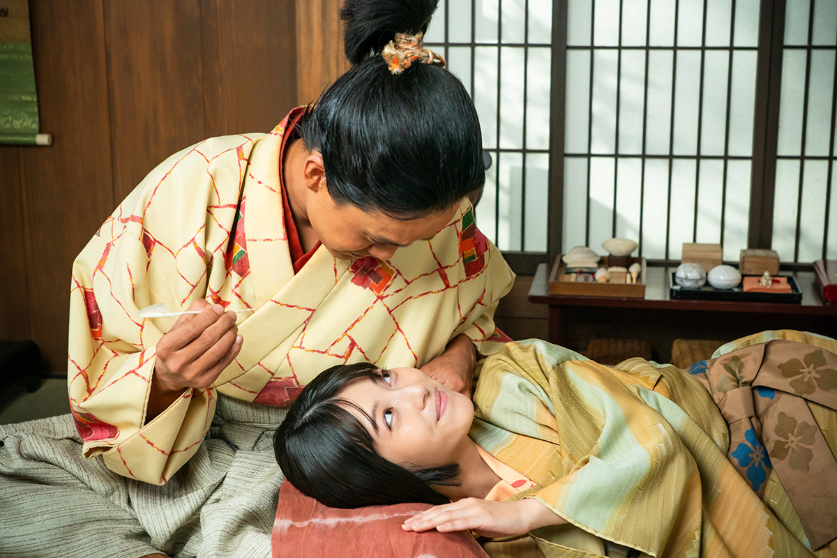 浜辺美波への“耳かき”に視聴者は嫉妬「いちゃいちゃしやがって」「俺もしたい」「うらやましい」