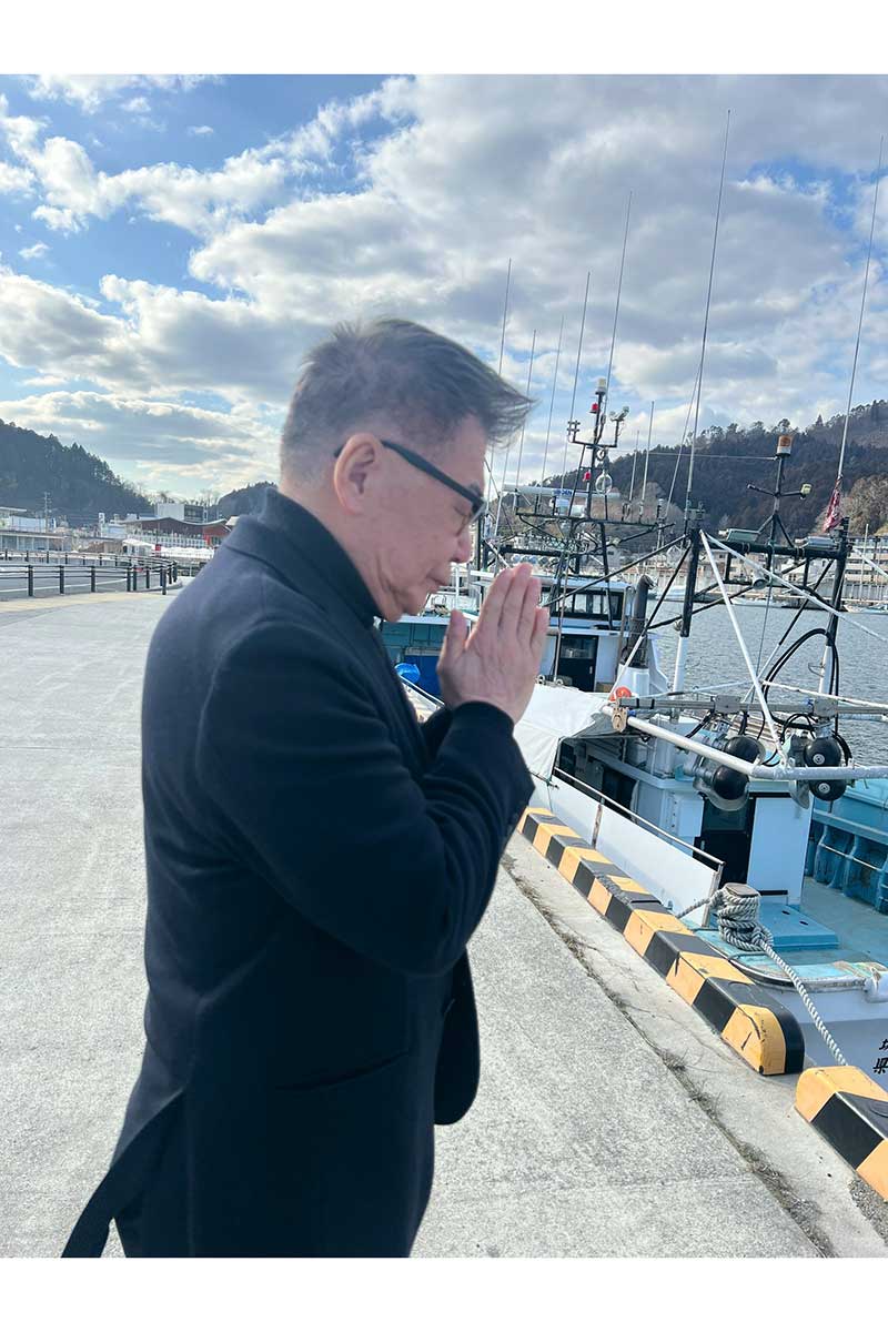 3月11日故郷・気仙沼で手を合わせる生島ヒロシ