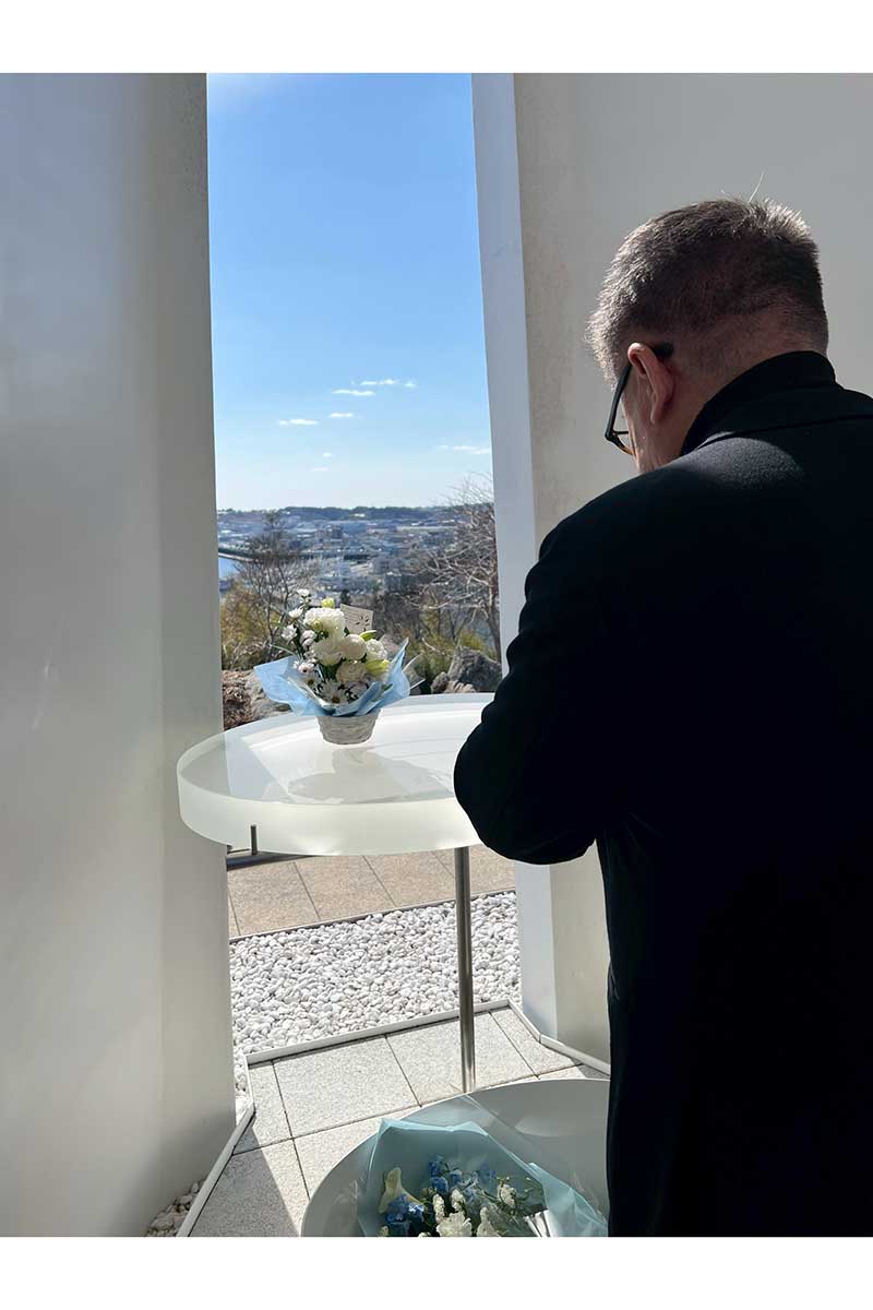 妹夫婦を含む犠牲者の方々に手を合わせる生島ヒロシ