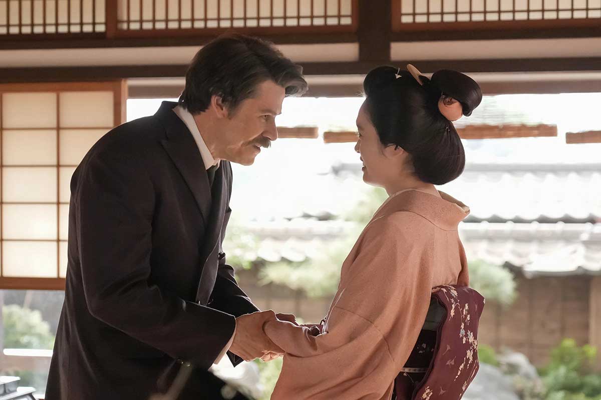 ヘブン（左＝トミー・バストウ）とトキ（髙石あかり）【写真：(C)NHK】