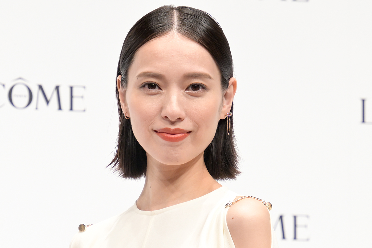 『リブート』戸田恵梨香の「足どうなってんだ」「等身えぐい」　へそ出しスタイルに衝撃「ギャルすぎて」