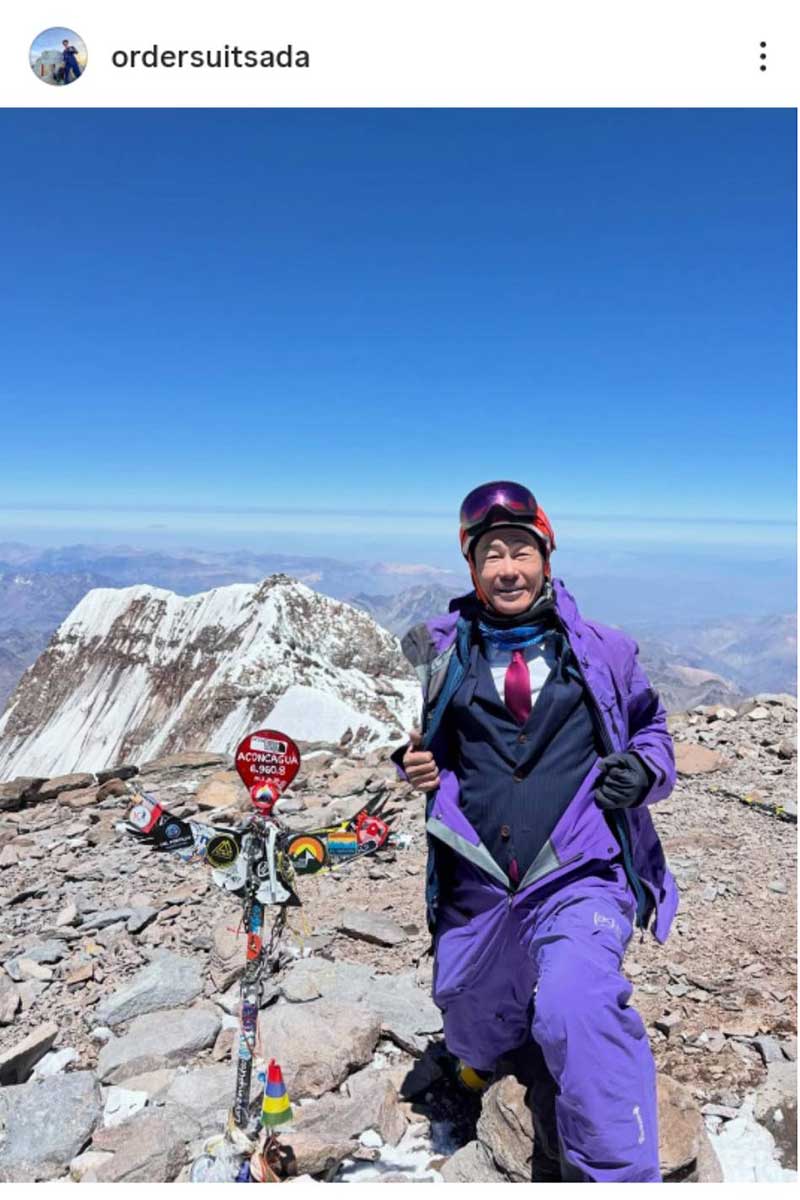 自社製のスーツ姿でアコンカグア山頂に立つ佐田社長【写真:インスタグラム(@ordersuitsada)より】