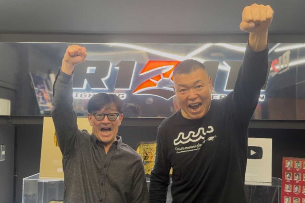 榊原CEO(右)と小川直也の両者が多大なる影響を受けたアントニオ猪木の「1、2、3、ダー!」を披露した