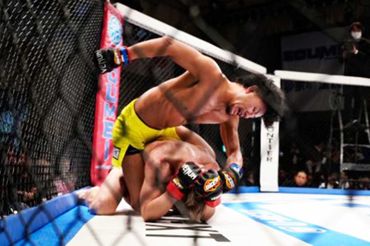 歓声を受けながらパウンドを打つ椿飛鳥（上）【写真：(C)DEEP事務局】