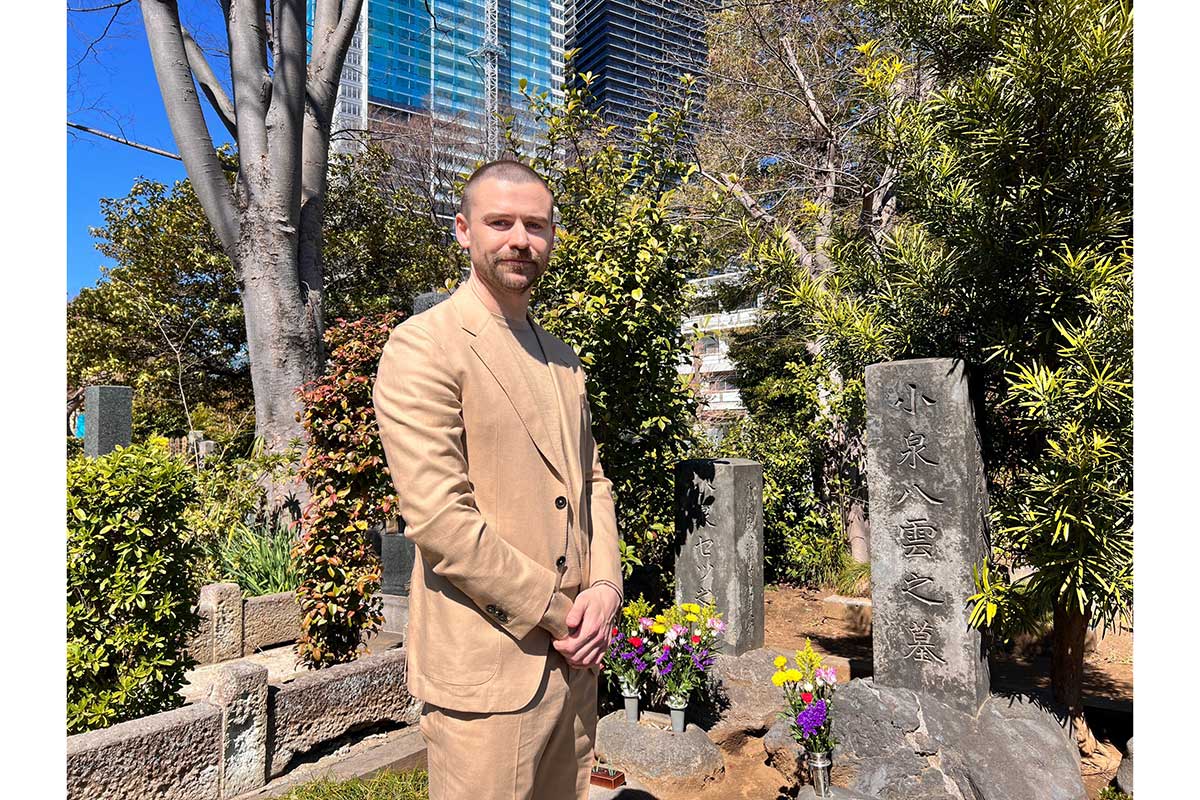 墓参りをしたトミー・バストウ【写真:(C)NHK】