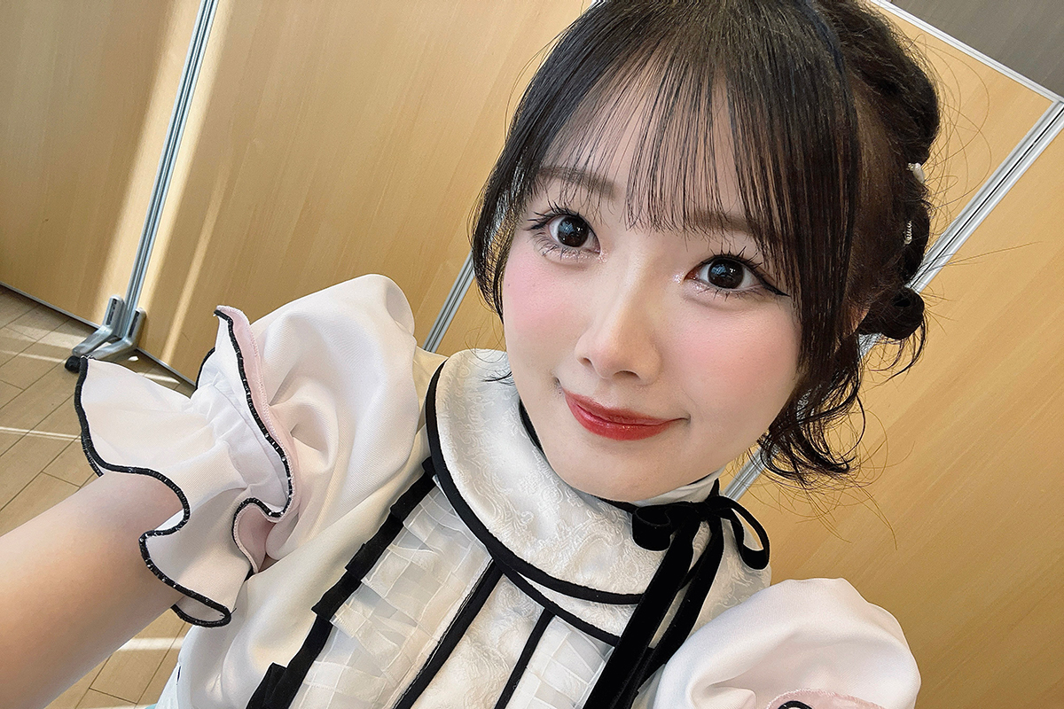 「ポヨポヨ可愛い！」アイドルのウエスト“はみ肉”が注目　「腹筋ローラー」「それも魅力だよ？」
